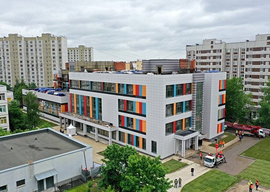 Учебный корпус на 400 мест ввели в эксплуатацию в районе Новокосино