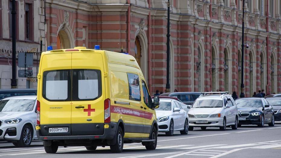 В Петроградском районе из окна гимназии выпал восьмиклассник