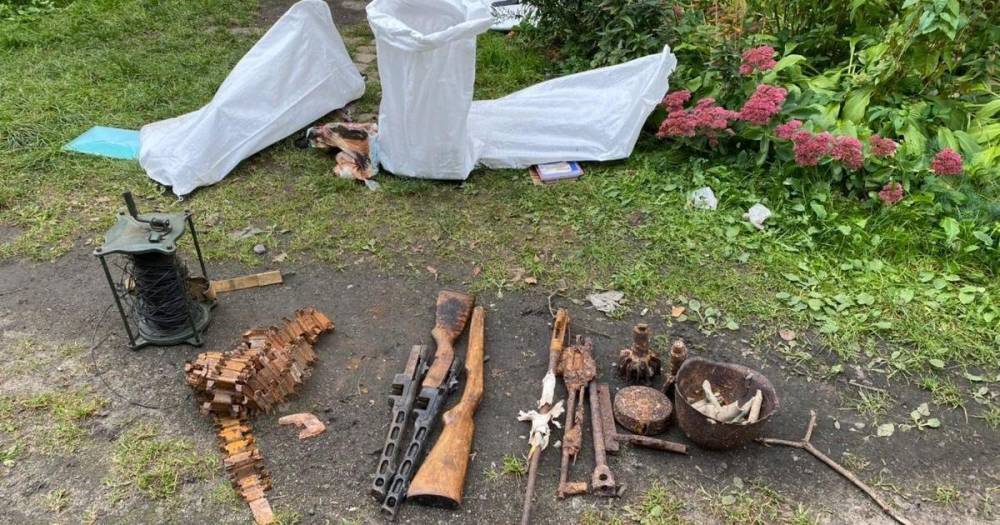 В подвале дома в Калининграде нашли мешки с человеческими костями и арсенал оружия (фото)