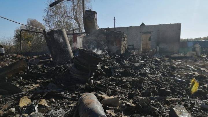 Разрушенные дома, выгоревшие поля: последствия канонады на арсенале сняли на видео