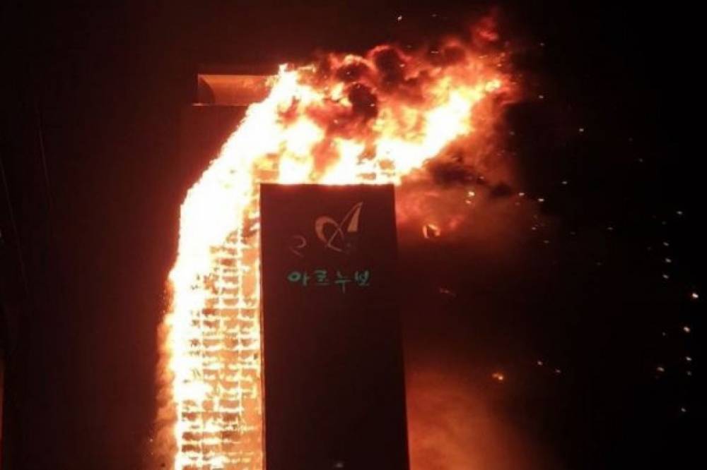 В Южной Корее зрелищно пылает 33-этажный небоскреб, сообщают о десятках пострадавших