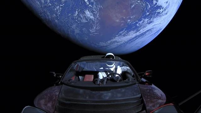 Красный Tesla Roadster Илона Маска приблизился к Марсу на минимальное расстояние