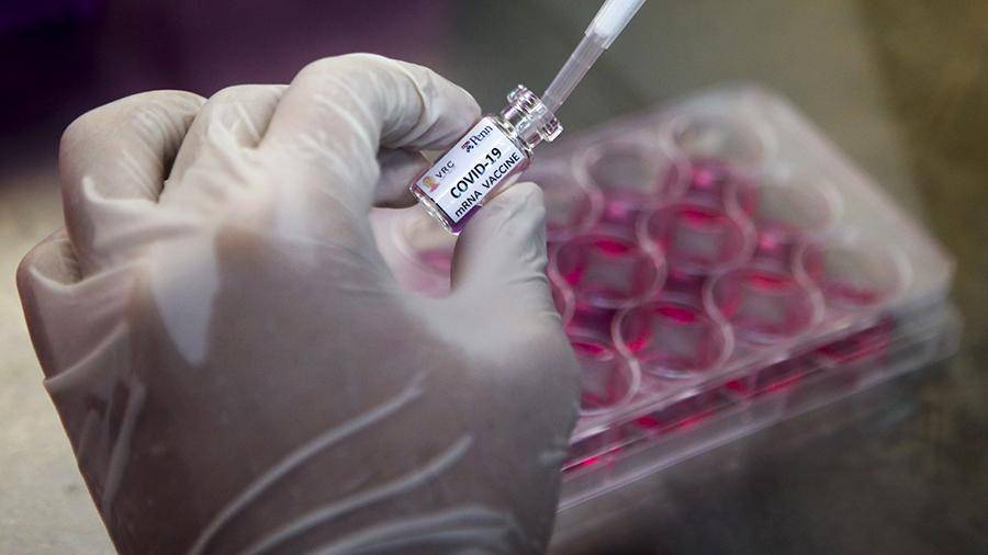 США обвинили Россию в попытках помешать получить вакцину от коронавируса