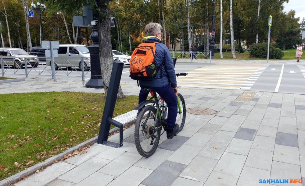 В Южно-Сахалинске установлено десять велопоручней, которые пока путают с лавочками
