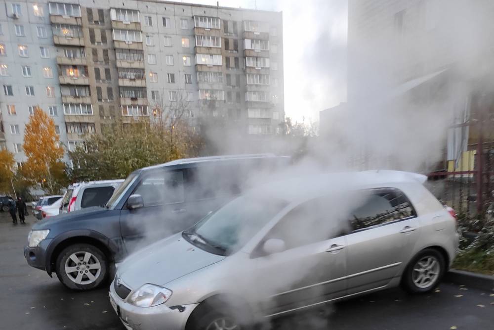В Новосибирске под колесами машины провалился асфальт