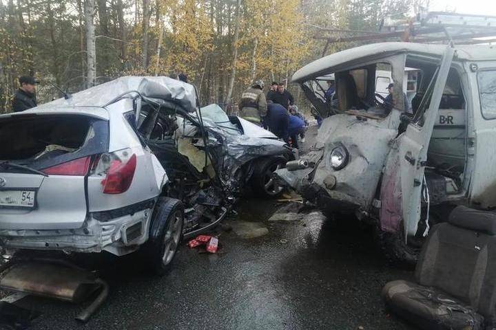 Под Новосибирском водитель «Тойоты» погиб в ДТП с «буханкой» на скользкой дороге