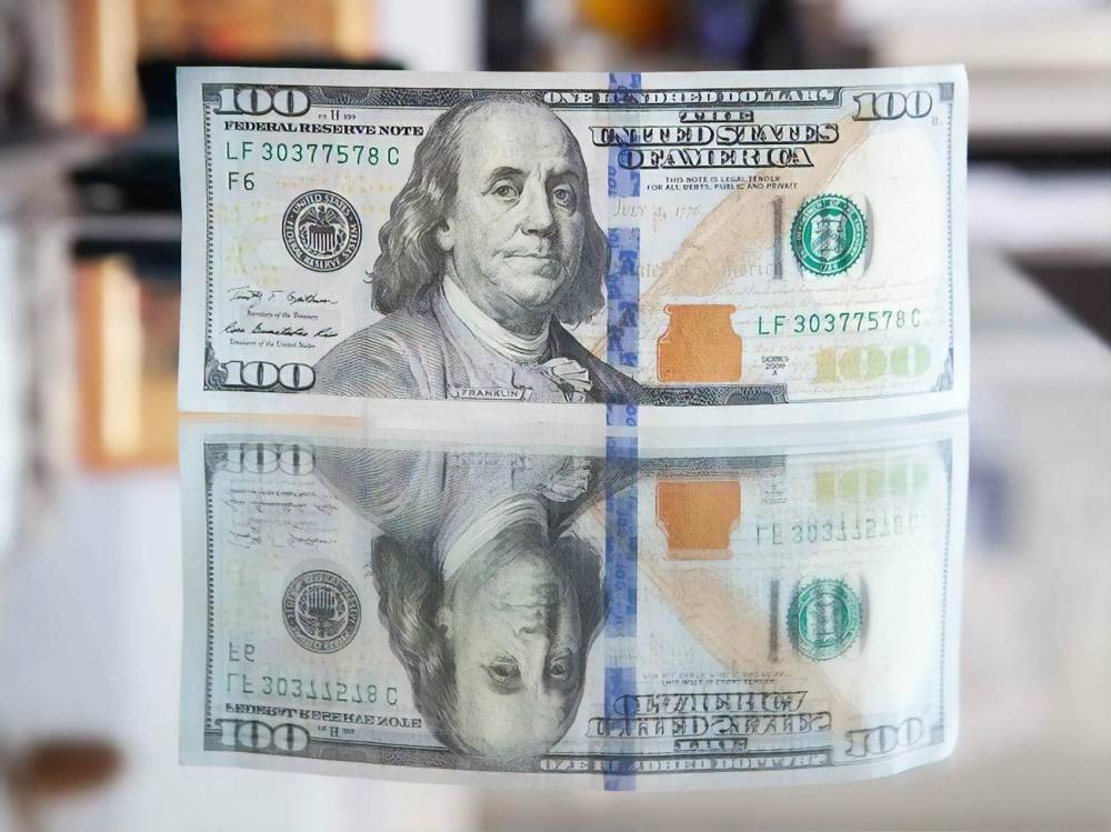 Гривна укрепилась к доллару и евро