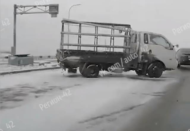 После ДТП грузовик частично заблокировал дорогу из Кемерова до Лесной Поляны