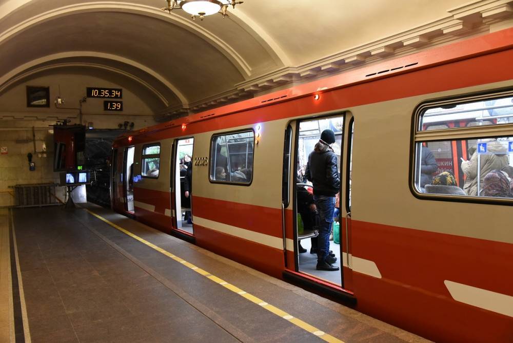Загрузка общественного транспорта в Петербурге резко упала