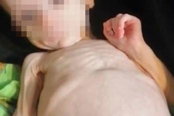 Женщина полгода прятала новорожденную дочь в сумке в шкафу (ВИДЕО)