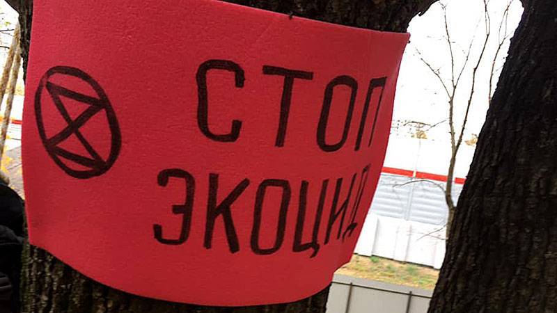 «По хорошему давай спускайся»: в Москве защитники кунцевского парка устроили необычный протест