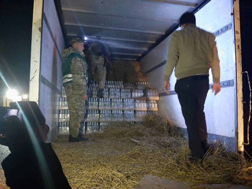 На польской границе засекли грузовик с поддельной водкой в сене