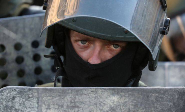 «Им пора задуматься, с кем они»: кто и зачем срывает маски с белорусских силовиков