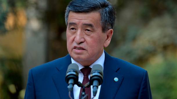Кыргызстан: президент Жээнбеков распустил правительство, ЦИК назначит новые выборы до 6 ноября