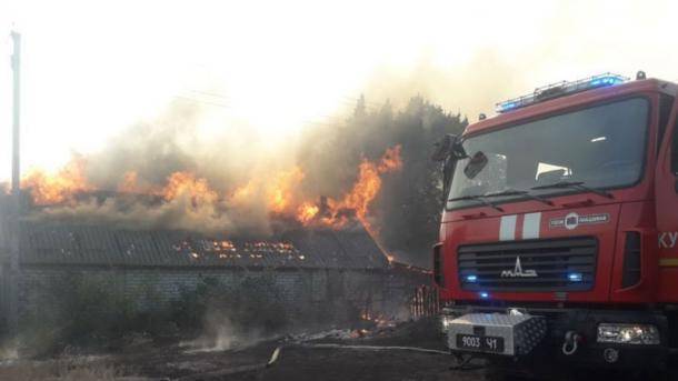 На Луганщине во время тушения огня на мине взорвалась пожарная машина: двое травмированных