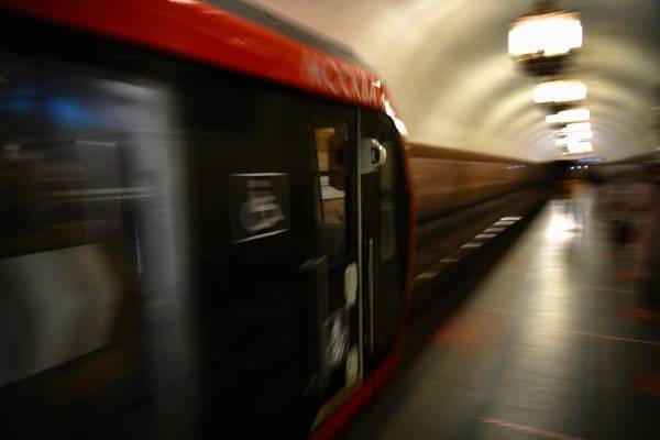 Очевидцы сообщили об упавшем в обморок в московском метро мужчине в маске