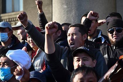 В центре Бишкека начались столкновения и стрельба