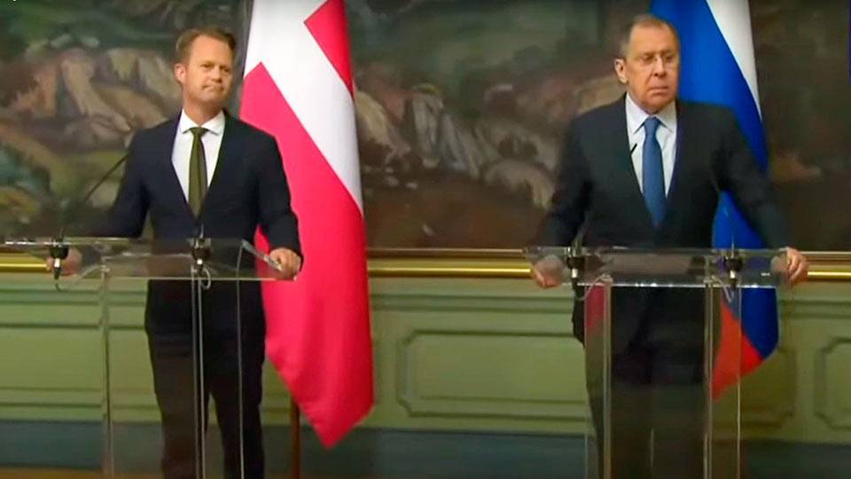 Глава МИД Дании Куфуд стоя рядом с Лавровым на пресс-конференции объявил о санкциях против РФ