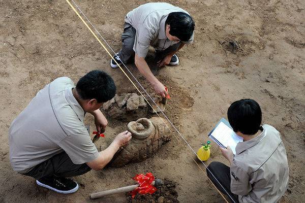 В Китае нашли древнюю гробницу – «песочные часы»