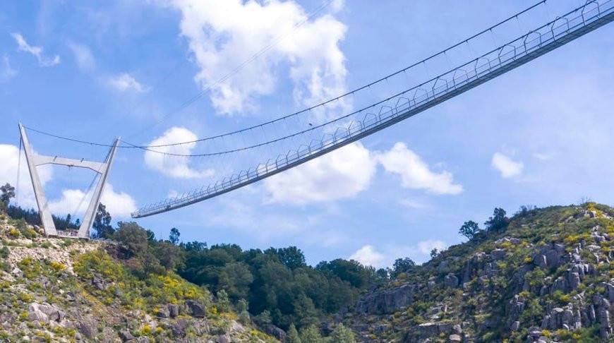 Самый длинный в мире подвесной пешеходный мост построили в Португалии
