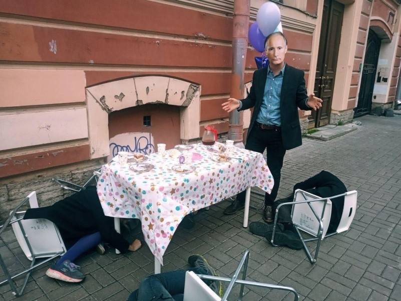 В Петербурге задержан активист, участвовавший в чаепитии у дома, где жил Путин