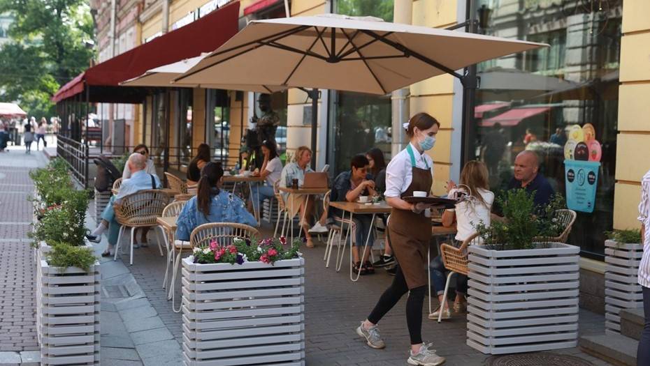В Петербурге упрощенную схему для уличных кафе продлят до 2022 года