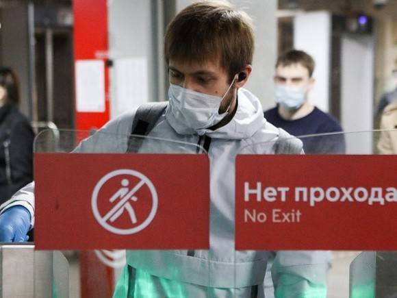 Мужчина в респираторе потерял сознание в московском метро