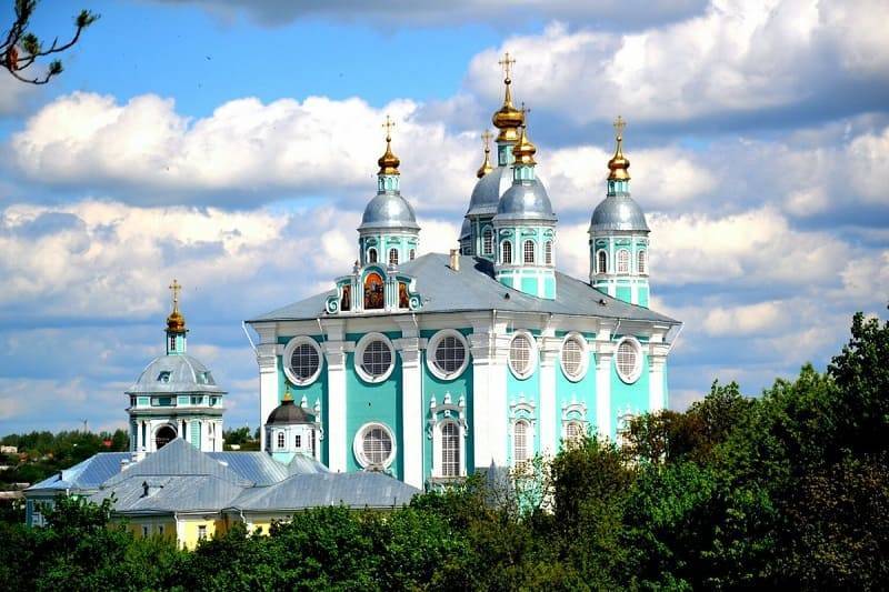 В Смоленске в Свято-Успенском кафедральном соборе приостановили службы