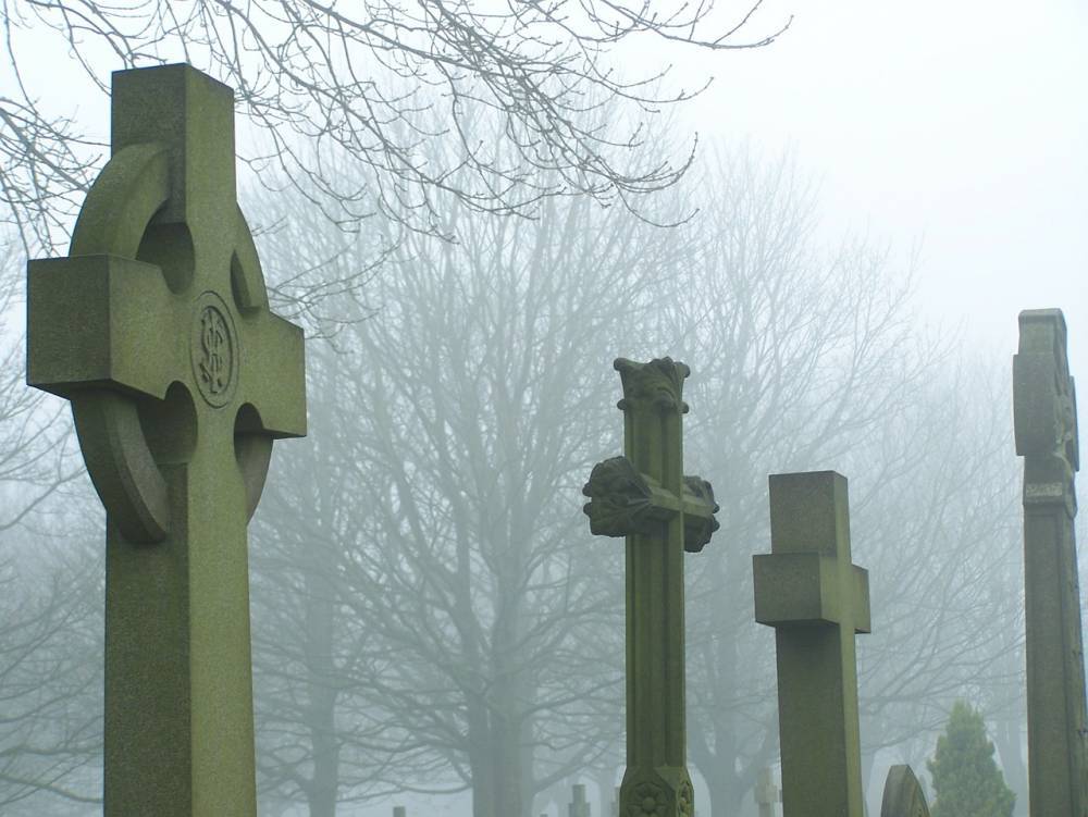 Звезда сериала «Баффи — истребительница вампиров» забрала со съемок надгробия