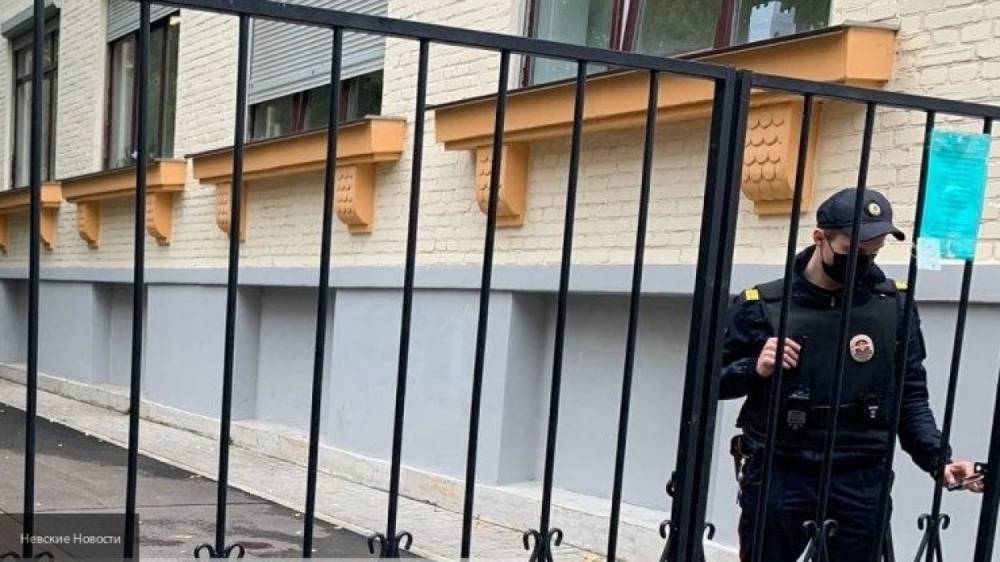 Появились кадры с моментом падения гимназиста из окна в Петербурге