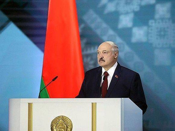 «Плакала у меня на шее»: Лукашенко назвал себя «спасителем» Тихановской (видео)
