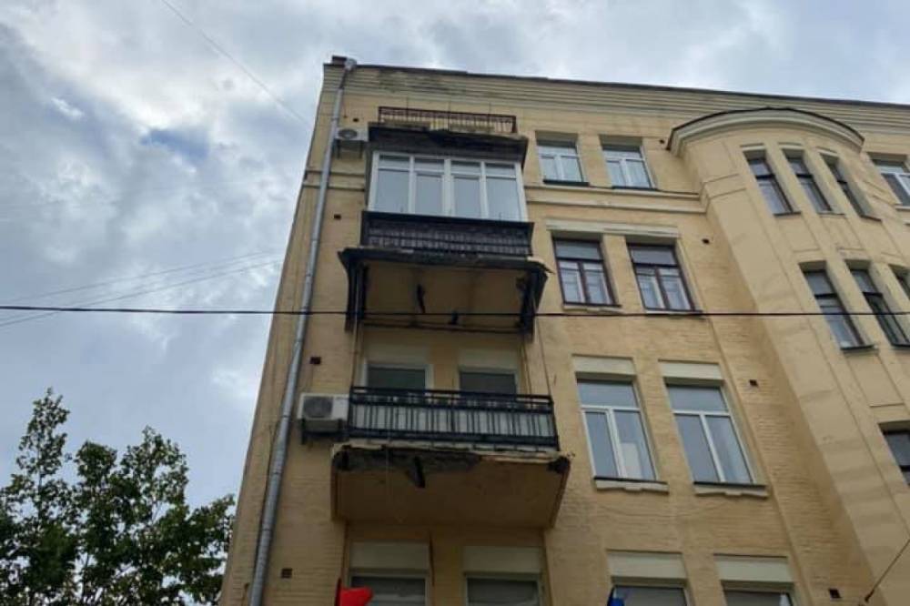 В Киеве от жилого дома откололся огромный кусок фасада и упал на автомобиль (фото)