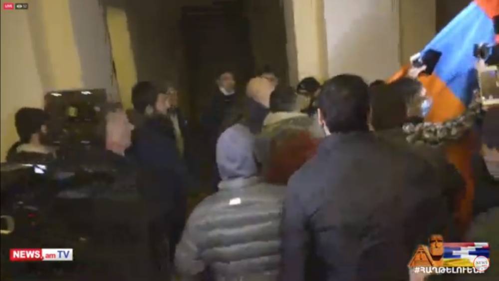 Протестующие против прекращения войны в Карабахе ворвались в здание правительства Армении