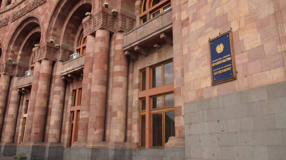 Участники протеста избили спикера армянского парламента