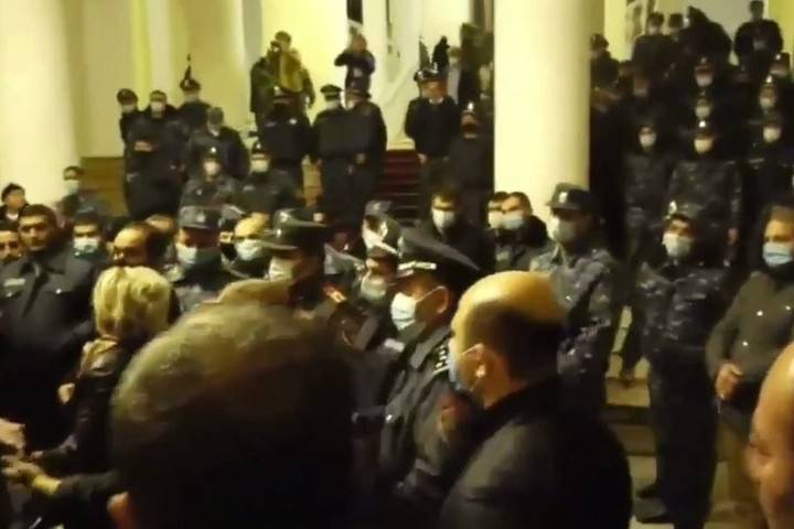 В Ереване избили спикера парламента