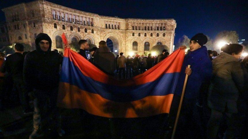 Видео: протестующие заняли трибуну парламента Армении