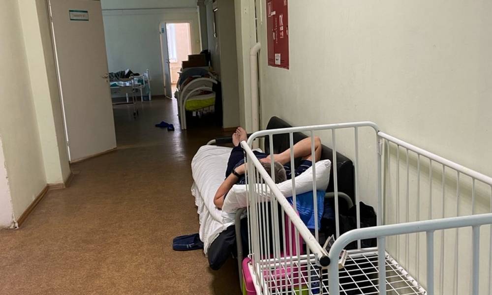 В российских больницах заняты 80% коек для больных коронавирусом