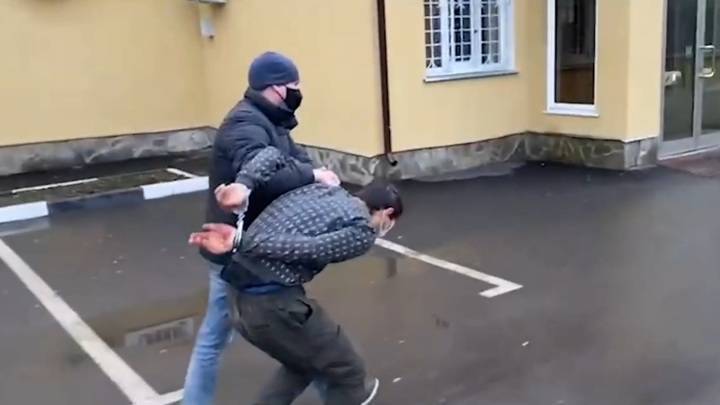 Появилось видео с задержанным мигрантом, который убил и ограбил женщин в Подмосковье