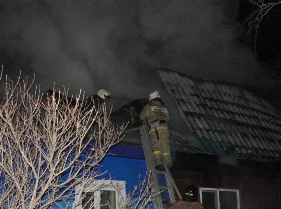 В Астрахани из горящего дома спасли 7 человек