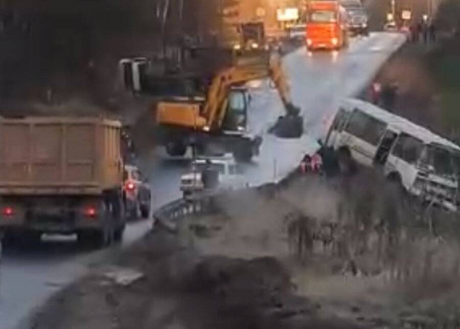 Восемь человек пострадали при опрокидывании грузовика в Тверской области