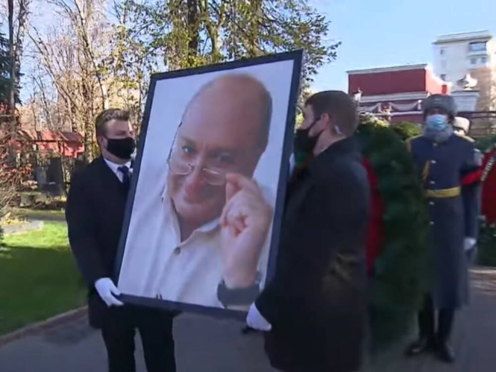 На видео попали тайные похороны Михаила Жванецкого в Москве