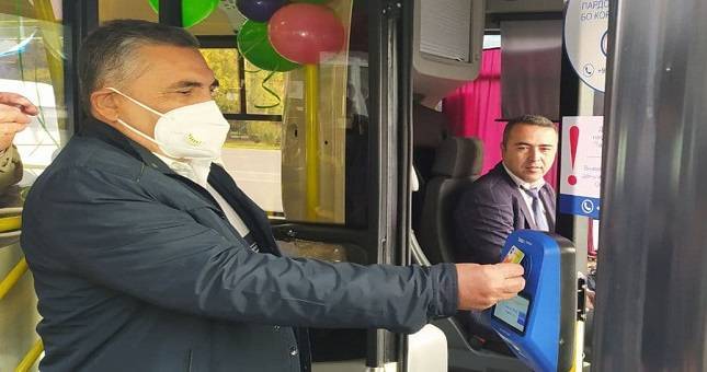 В Худжанде запустили систему электронных карт в автобусах
