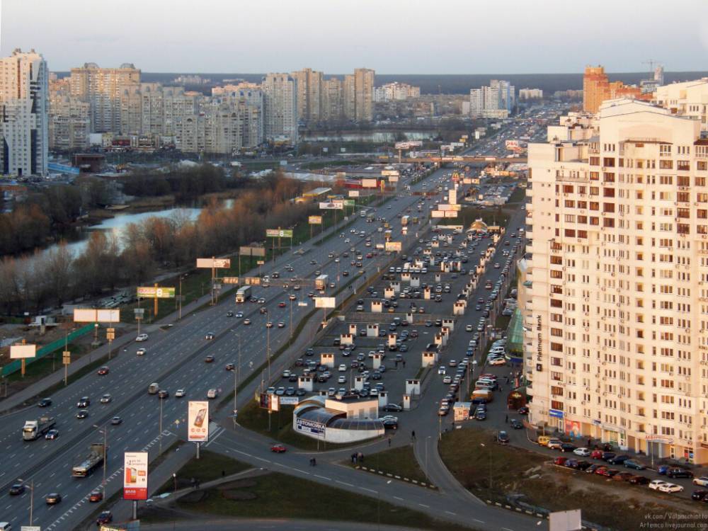 На проспекте Бажана в Киеве произошло масштабное ДТП с участием 2 грузовиков