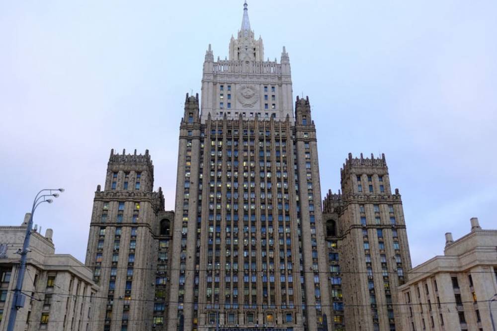 У здания российского МИДа появилась надпись "Су-24, Ми-24, терпим…"
