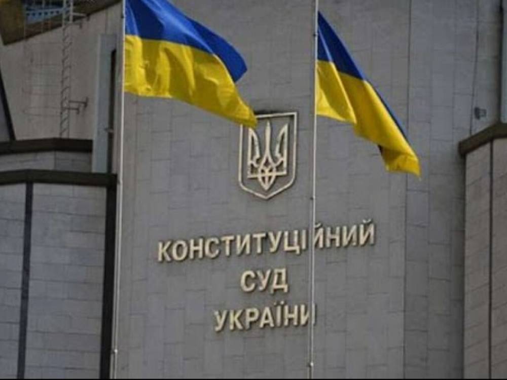 На фоне ситуации с КСУ Украина входит в перманентный политический кризис – эксперт
