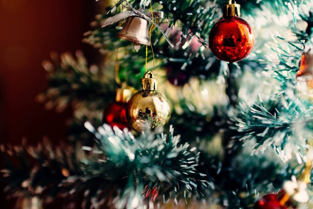 Праздник к нам приходит: у Гостиного двора устанавливают новогоднюю елку