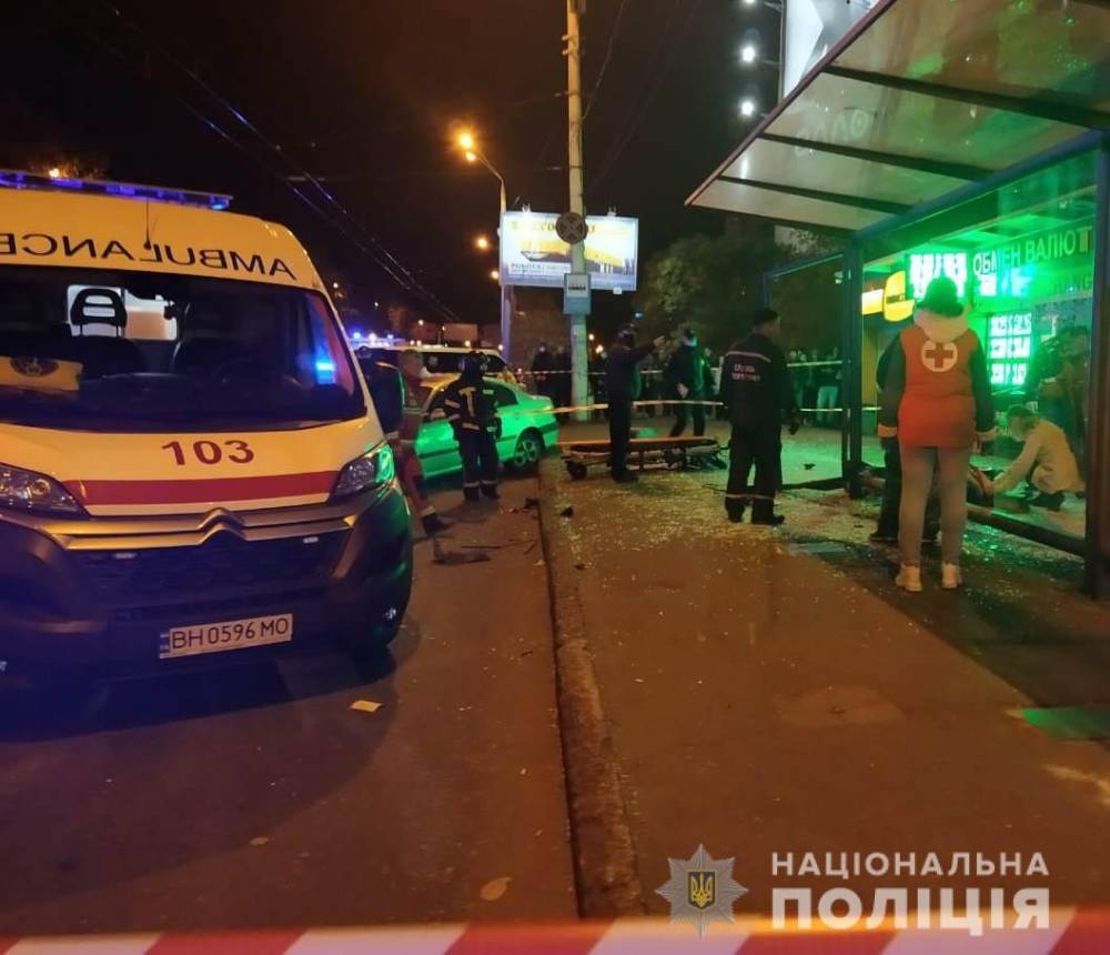 В Одессе автомобиль влетел в людей на остановке: первые фото и видео