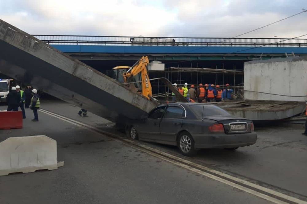 В России на легковушку посреди дороги рухнула бетонная балка: водитель остался жив