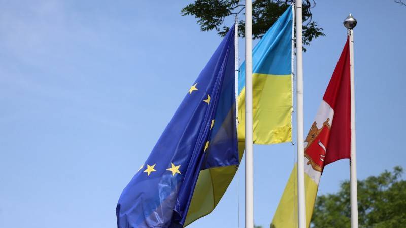 В Одессе сорвали и растоптали флаг Евросоюза