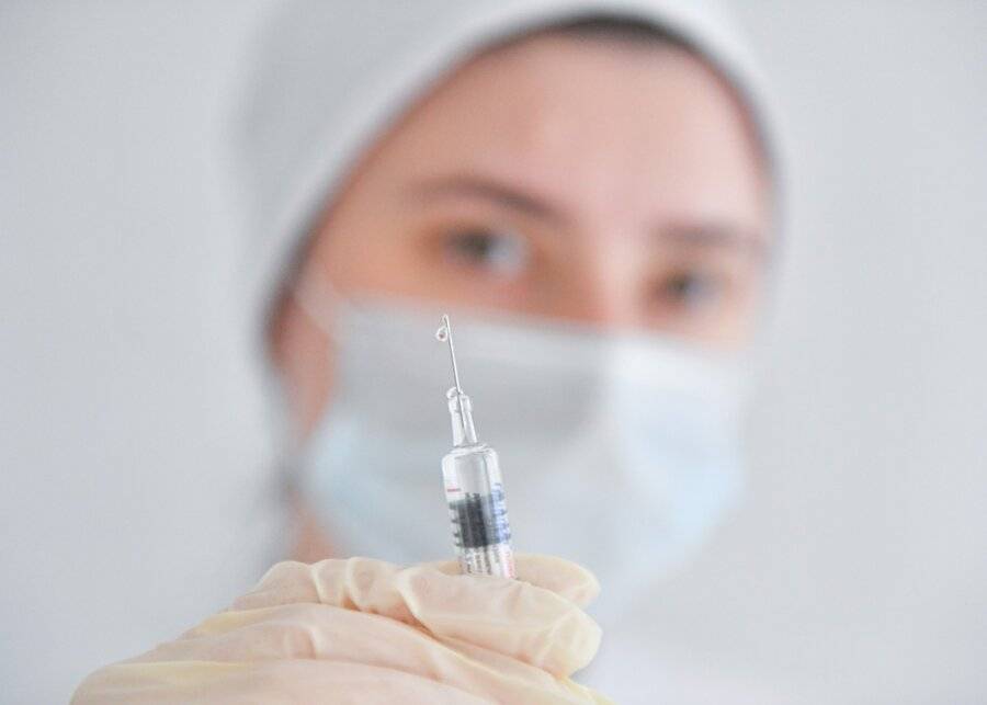 В Алтайском крае у трех медиков, привитых вакциной "Спутник V", выявили коронавирус